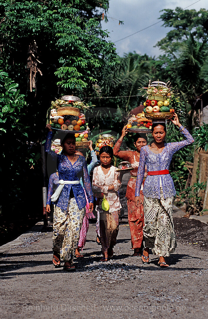 Women with offerings go to Hindu Temple Ubud