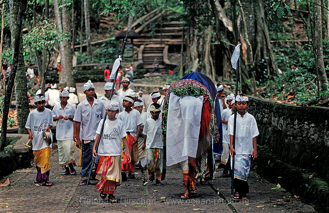 Glaeubige im Hindu Tempel Monkey Forest
