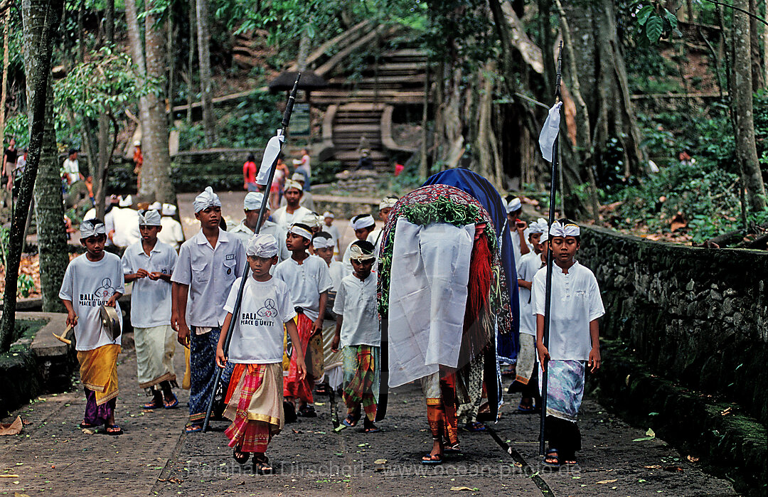 Glaeubige im Hindu Tempel Monkey Forest, Bali, Ubud, Indonesien