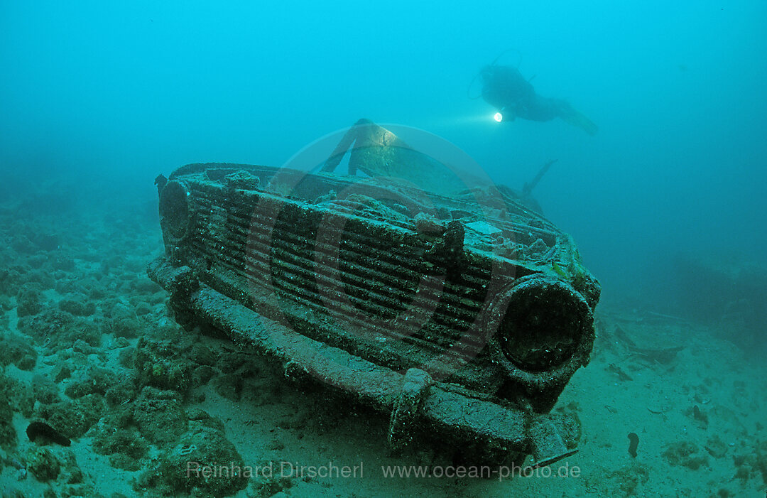 Autowrack unter Wasser und Taucher