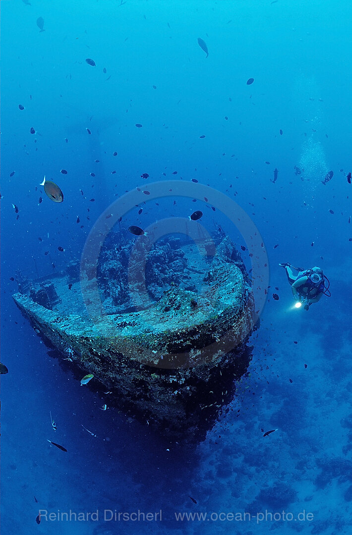 Unknown ship wreck and scuba diver