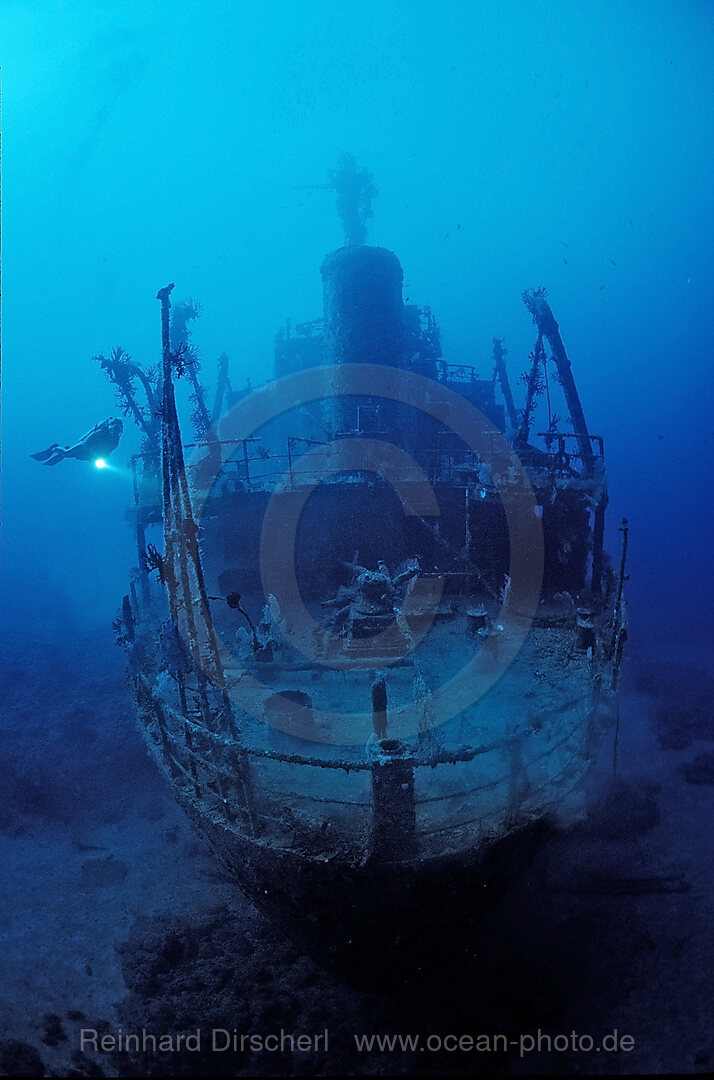 Unknown ship wreck and scuba diver