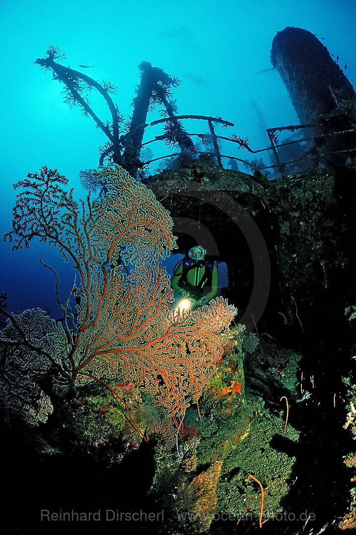 Unbekanntes Schiffswrack und Taucher, Bismark Sea, Papua Neu Guinea