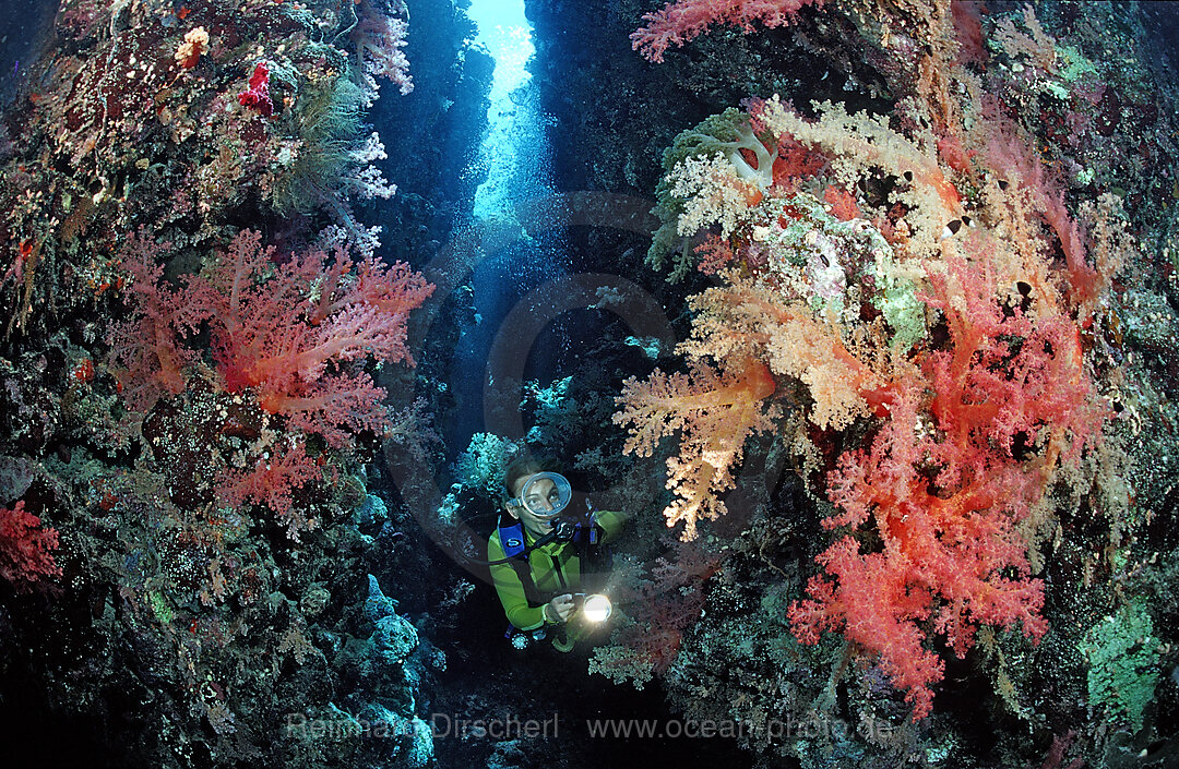 Taucher in Unterwassergrotte