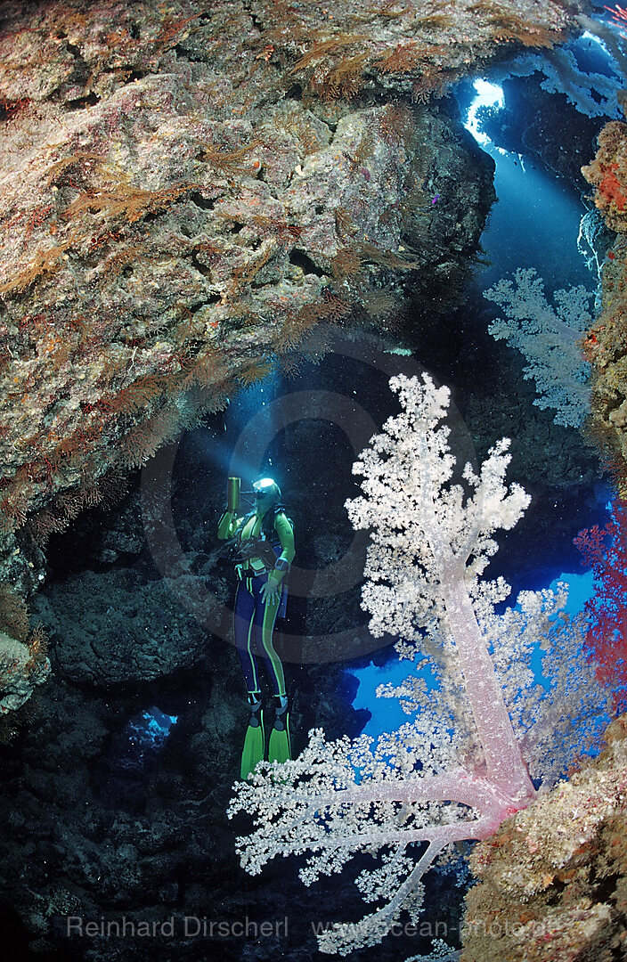 Taucher in Unterwassergrotte