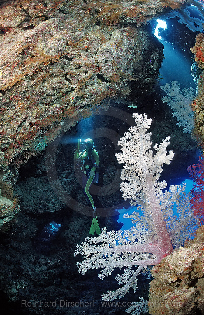 Taucher in Unterwassergrotte