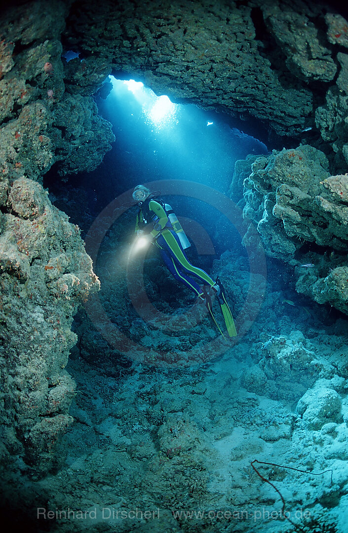 Taucher in Unterwassergrotte