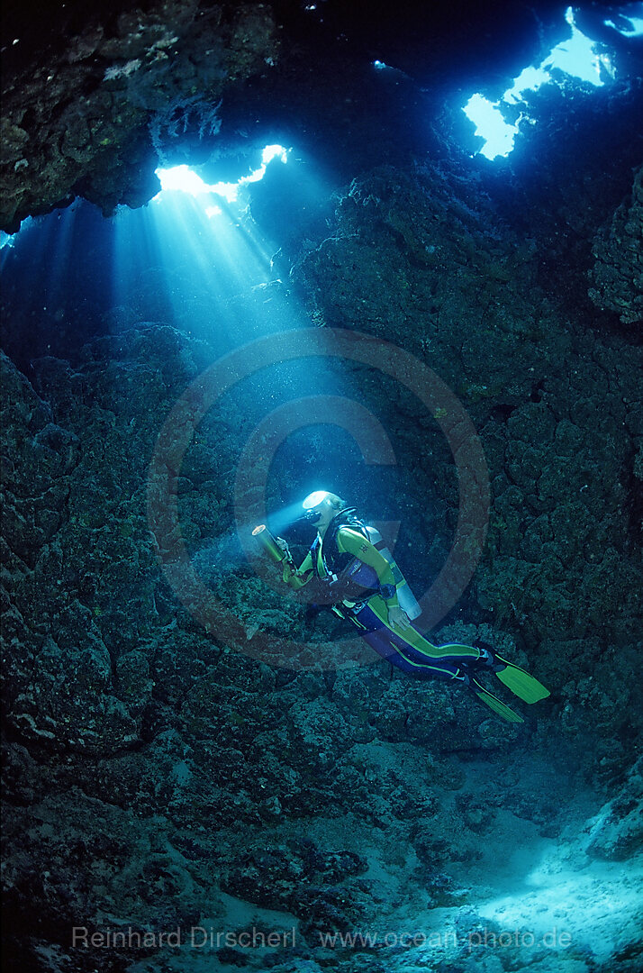 Taucher in Unterwassergrotte