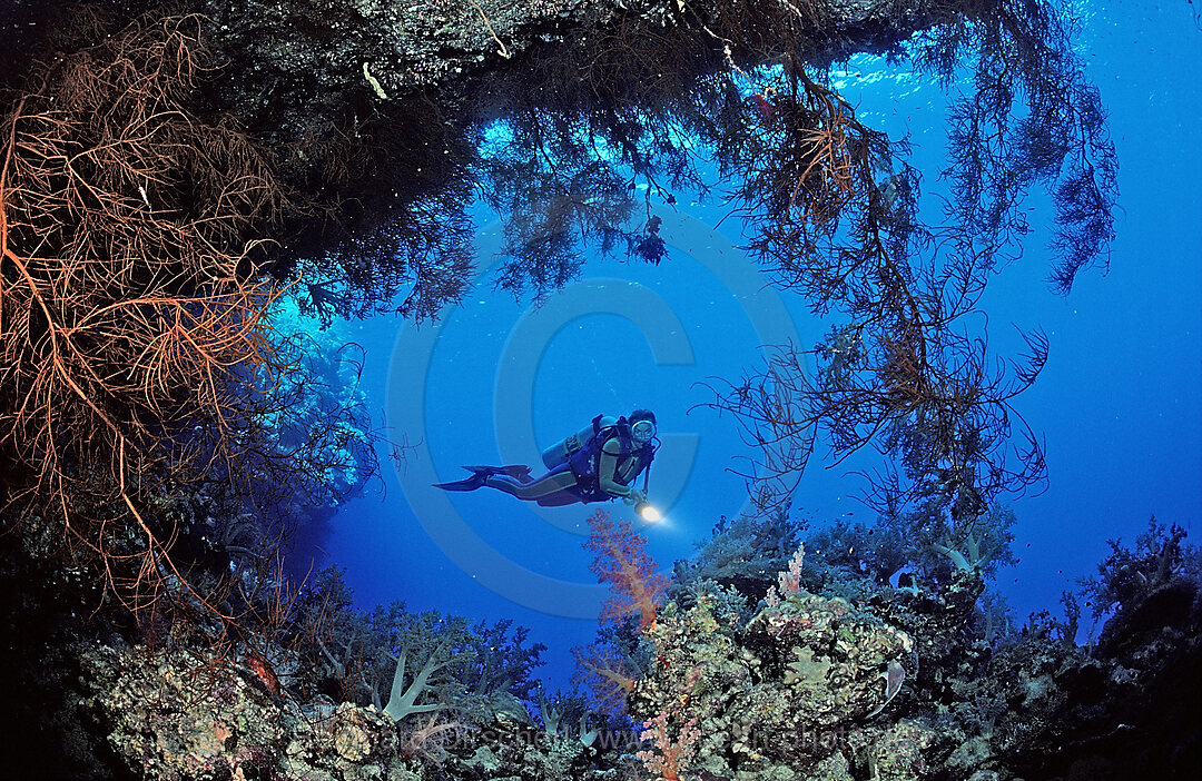 Taucher in Unterwassergrotte