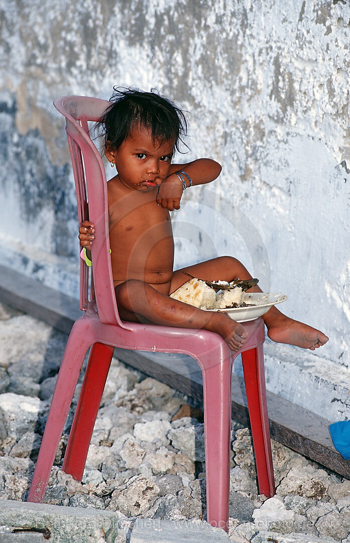 Essendes indonesisches Kind