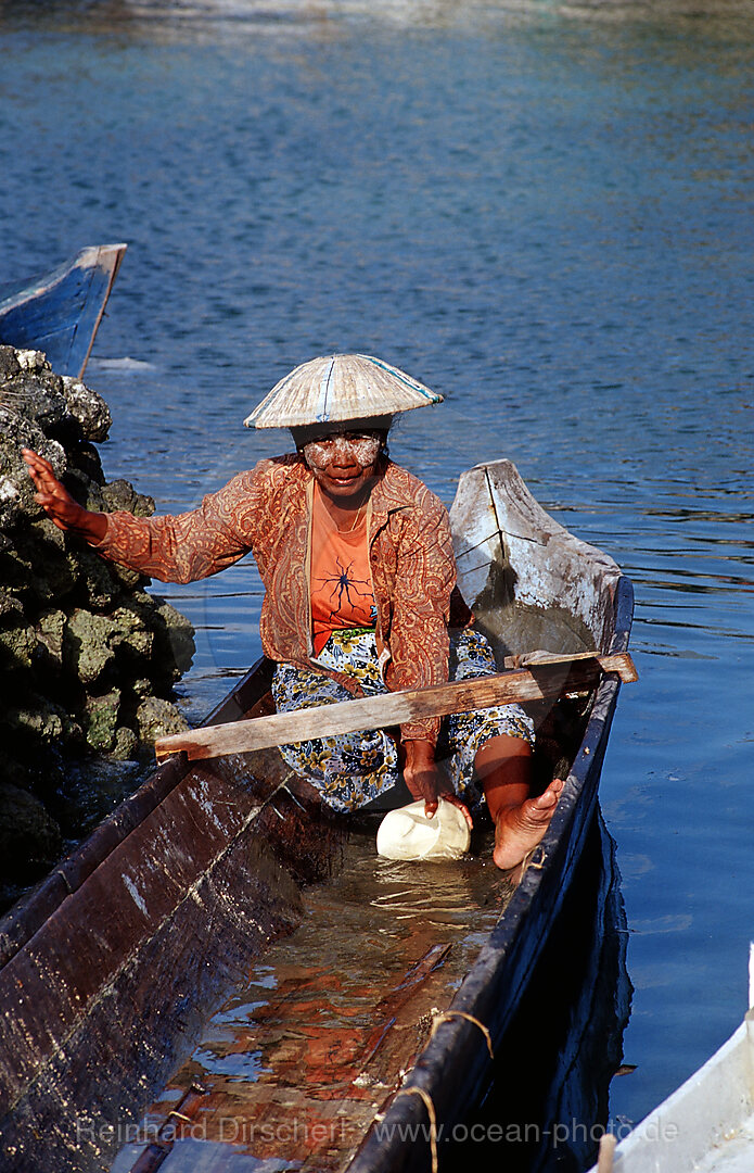 Indonesische Frau in Fischerboot