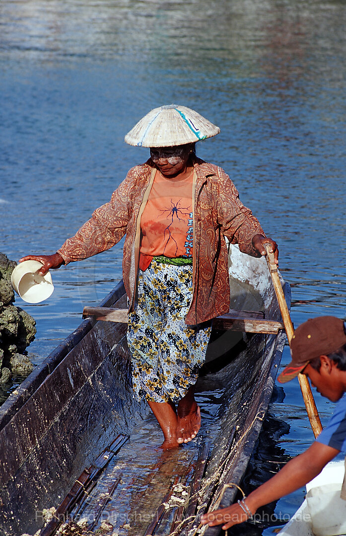 Indonesische Frau in Fischerboot