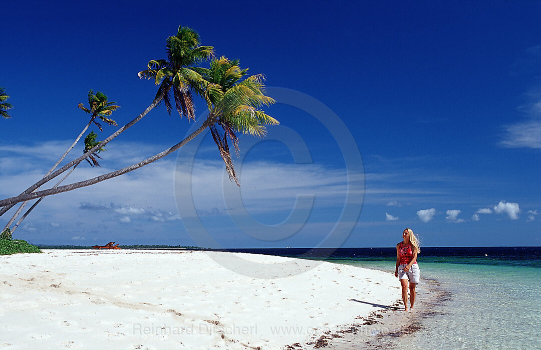 Frau am Sandstrand