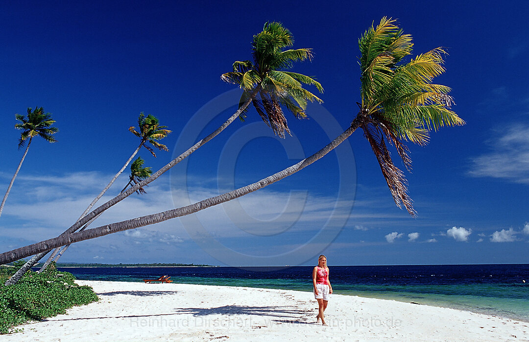 Frau am Sandstrand