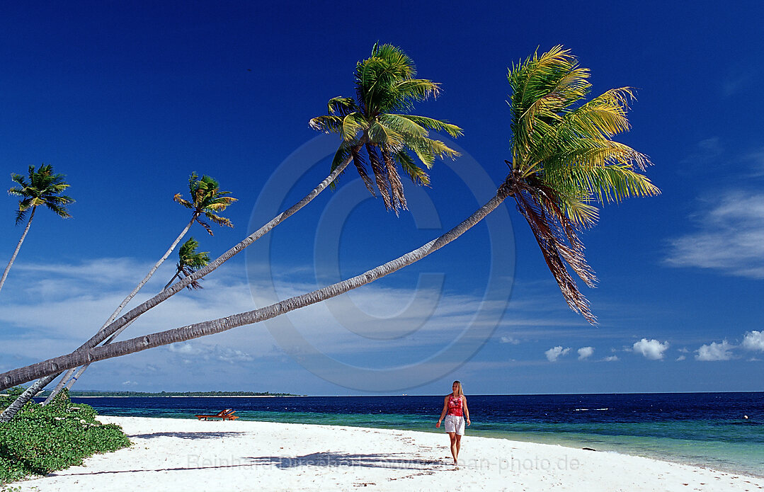 Frau am Sandstrand