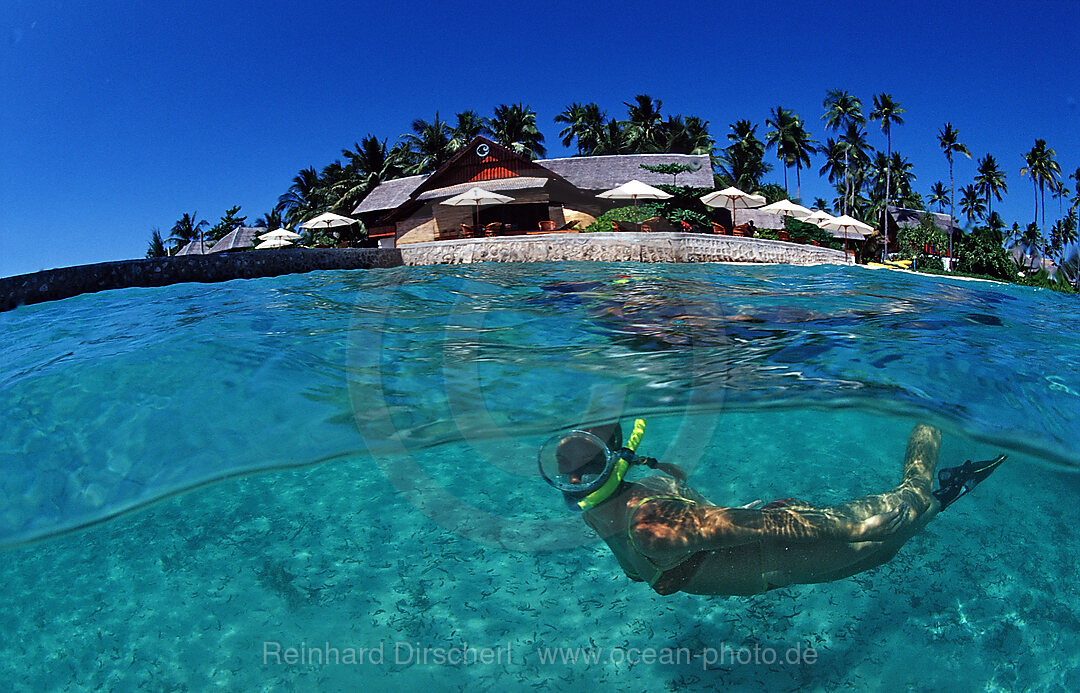 Schnorcheln am Strand vor Resort, Wakatobi Dive Resort, Sulawesi, Indischer Ozean, Bandasee, Indonesien