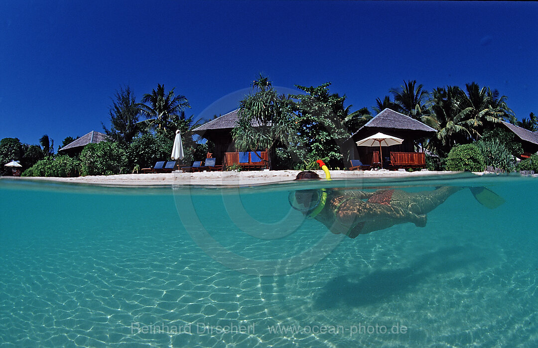 Schnorcheln am Strand vor Resort, Wakatobi Dive Resort, Sulawesi, Indischer Ozean, Bandasee, Indonesien