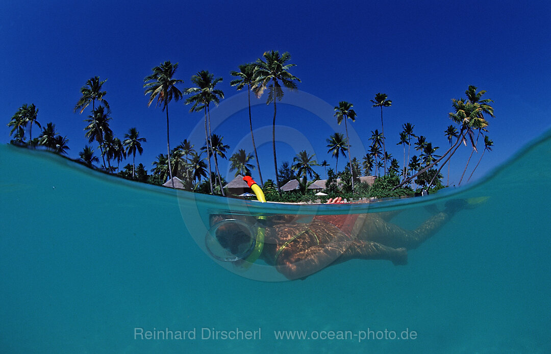 Schnorcheln am Strand vor Resort, Wakatobi Dive Resort, Sulawesi, Indischer Ozean, Bandasee, Indonesien