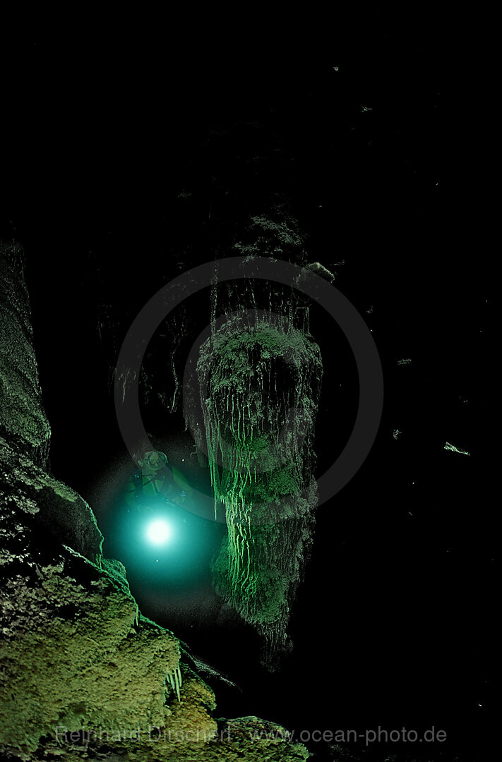 Hoehlentauchen, Taucher in Unterwasserhoehle