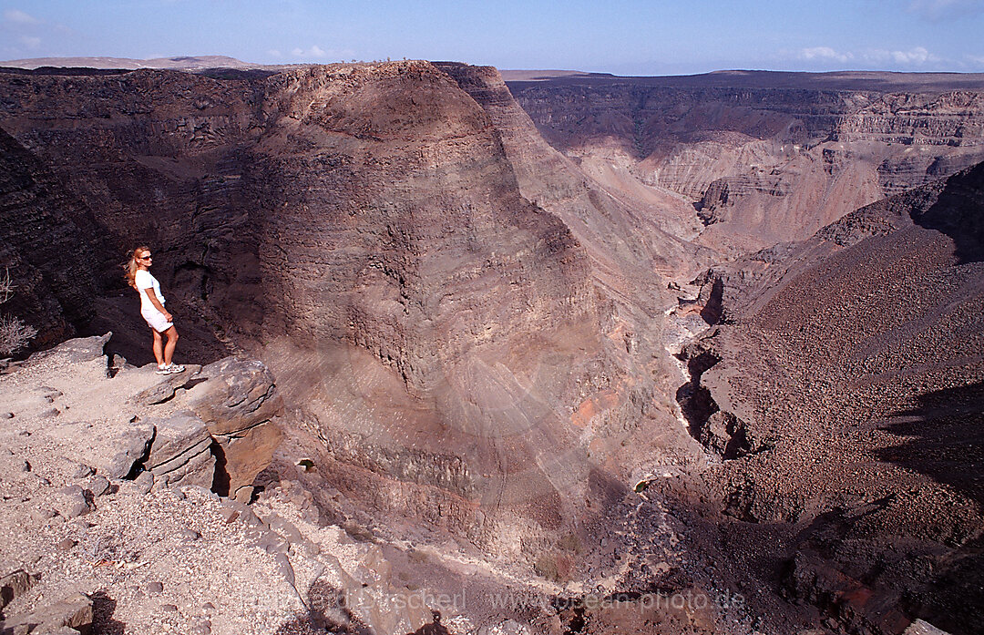 Tourist vor Afar Schlucht, Afar Triangle, Djibouti, Dschibuti, Afrika