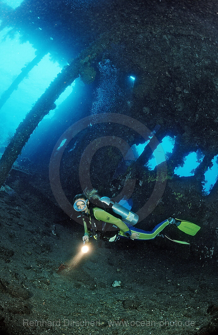 Taucher untersucht Schiffswrack Liberty