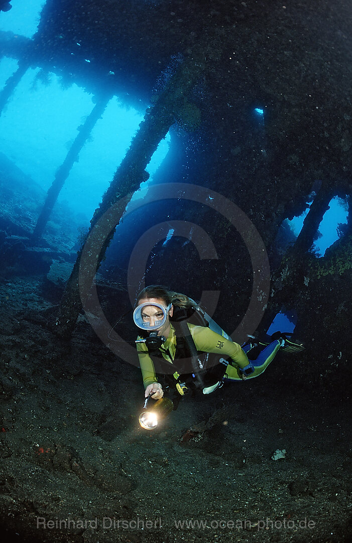 Taucher untersucht Schiffswrack Liberty