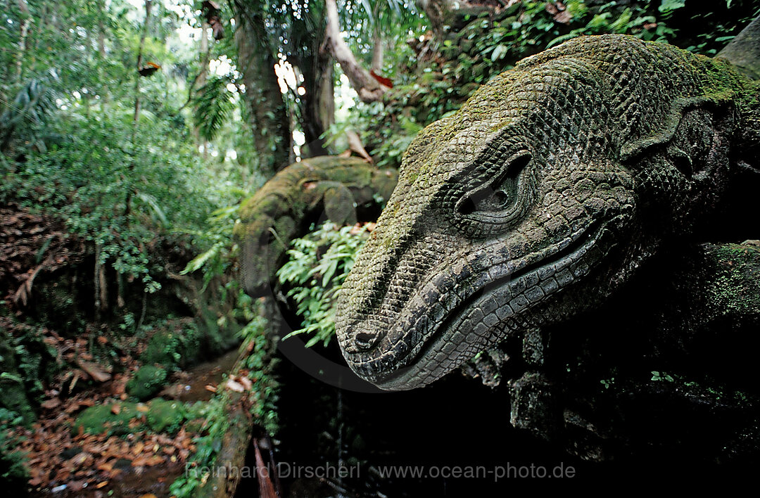 Steinerner Drache im Hindu Tempel Monkey Forest, Bali, Ubud, Indonesien