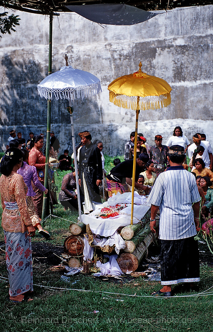 Verbrennung eines Toten nach hinduistischem Ritual