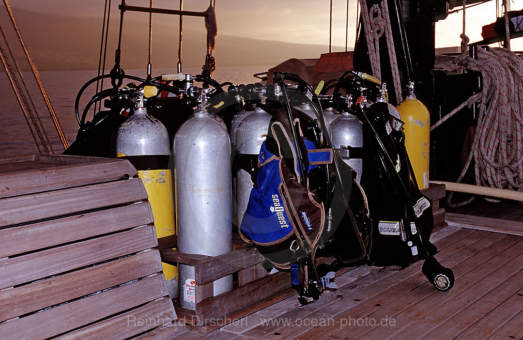 Tauchausruestung auf einem Tauchschiff