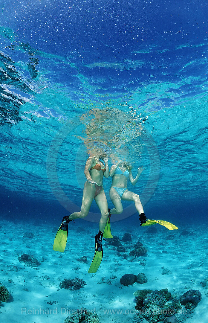 Zwei Frauen beim Schnorcheln, Bali, Indischer Ozean, Indonesien