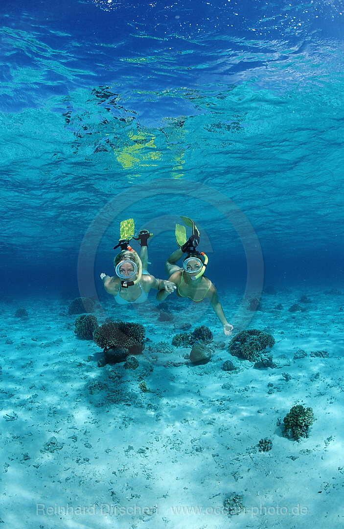 Zwei Frauen beim Schnorcheln, Bali, Indischer Ozean, Indonesien