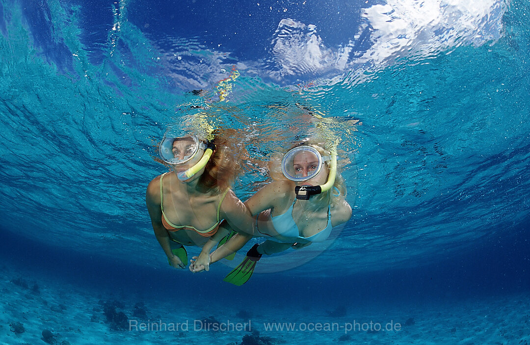 Zwei Frauen beim Schnorcheln, Komodo National Park, Indischer Ozean, Indonesien