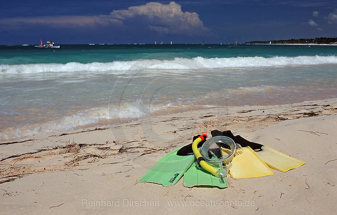 Flossen und Maske auf Sandstrand, Punta Cana, Karibik, Dominikanische Republik