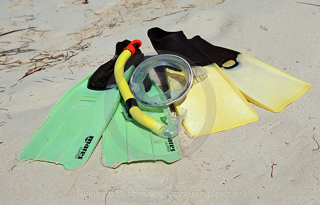 Flossen und Maske auf Sandstrand