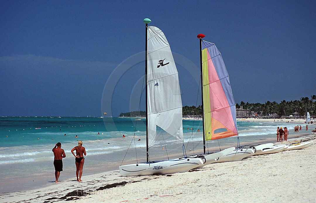 Katamarane am Sandstrand
