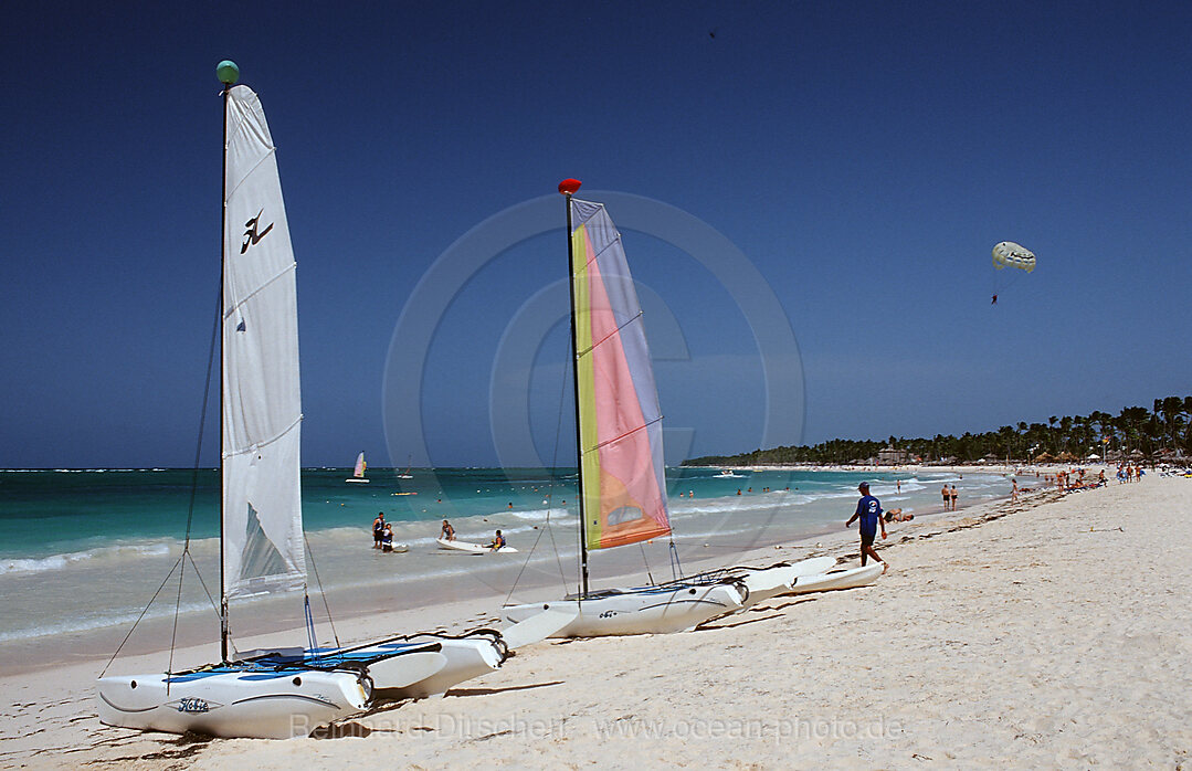 Katamarane am Sandstrand, Punta Cana, Karibik, Dominikanische Republik