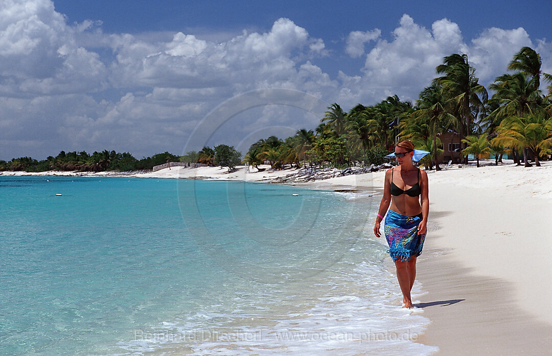 Frau schlendert am Sandstrand