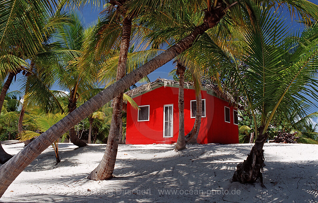 Farbenpraechtiges Chalet am Strand