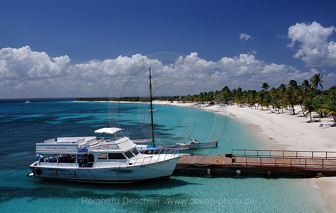 Ausflugsboot vor Sandstrand
