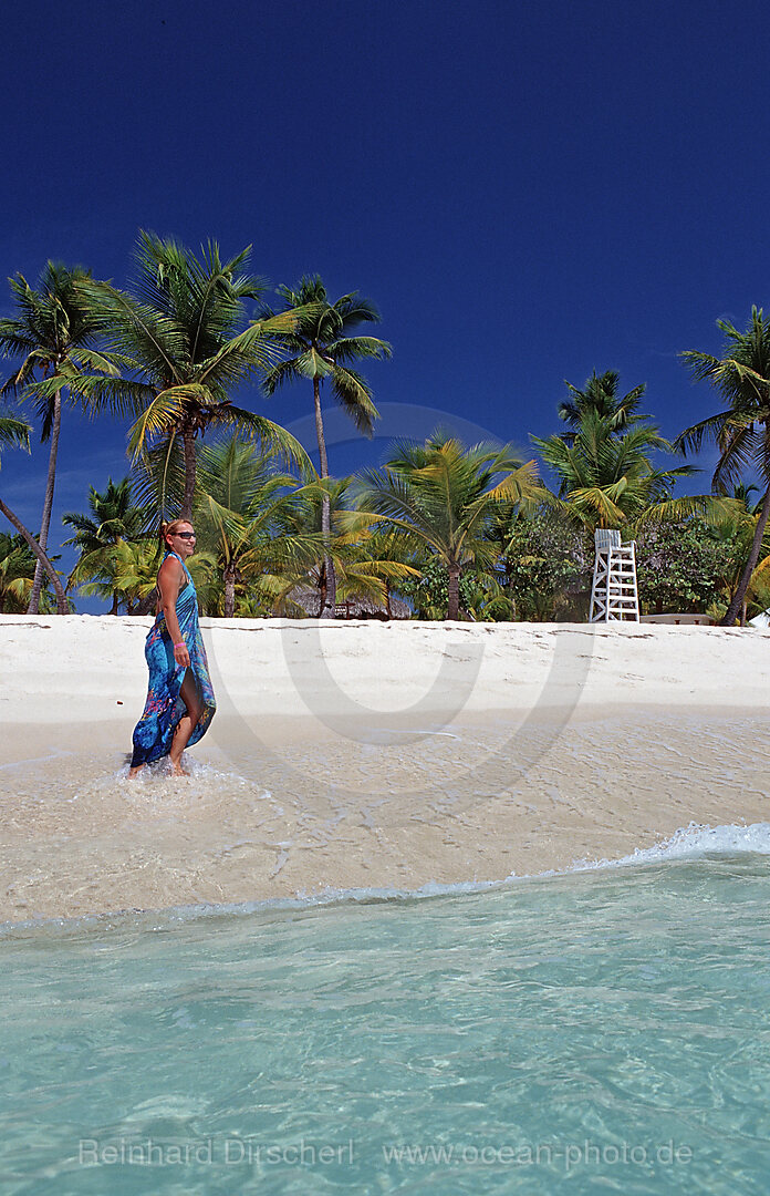 Frau schlendert am Sandstrand