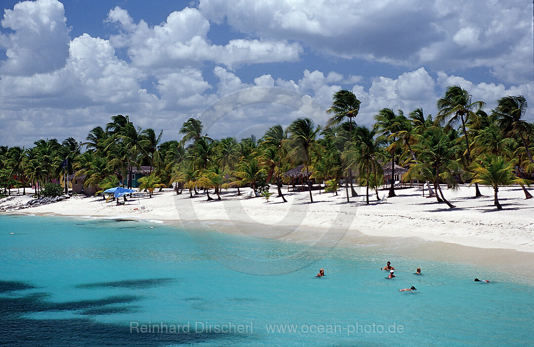 Tuerkisfarbenes Meer und Sandstrand