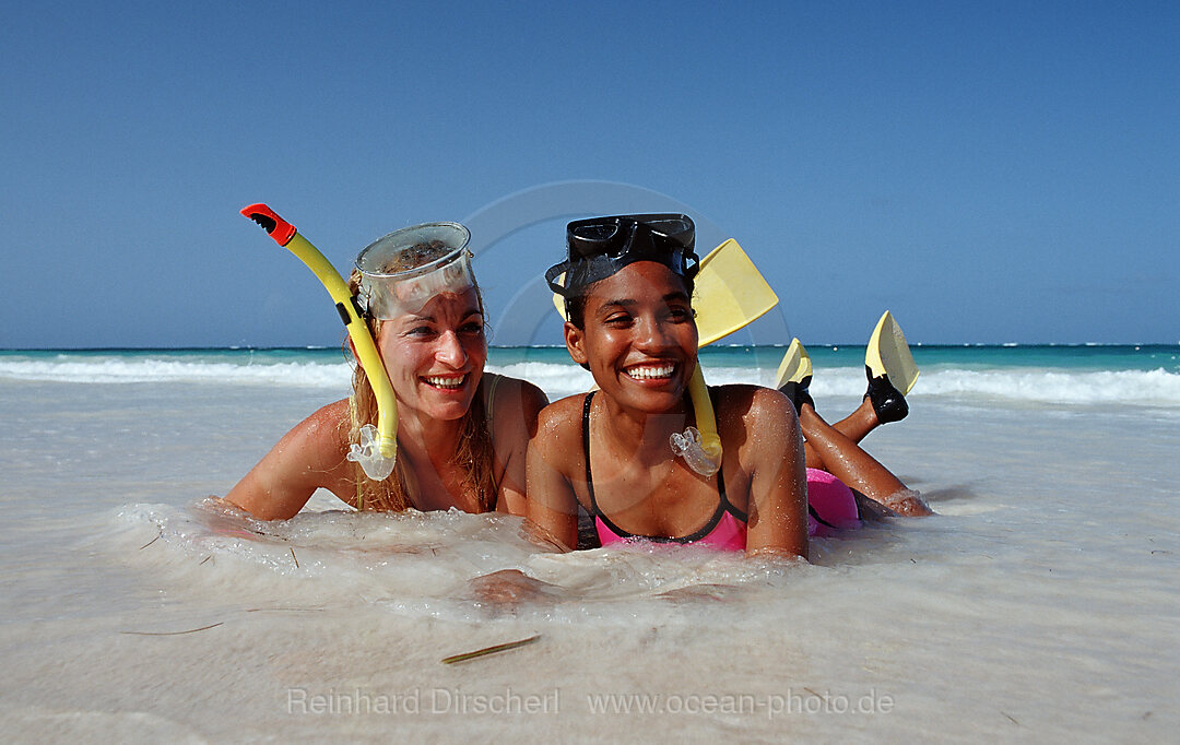 Zwei Schnorchlerinnen am Strand, Punta Cana, Karibik, Dominikanische Republik