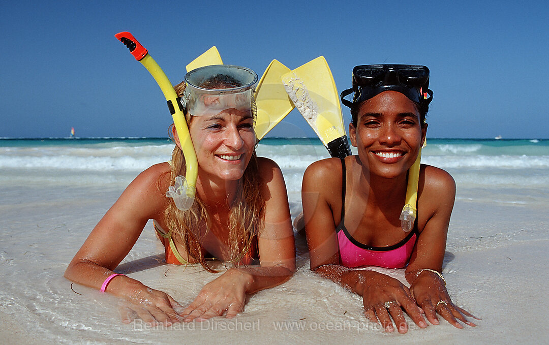 Zwei Schnorchlerinnen am Strand, Punta Cana, Karibik, Dominikanische Republik