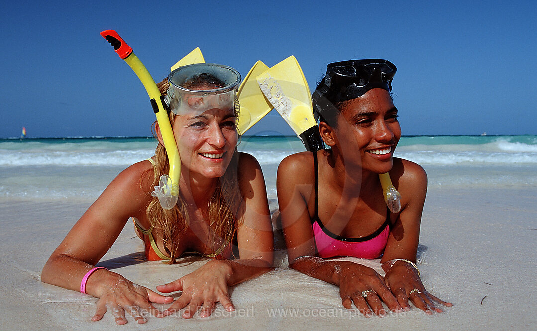 Zwei Schnorchlerinnen am Strand