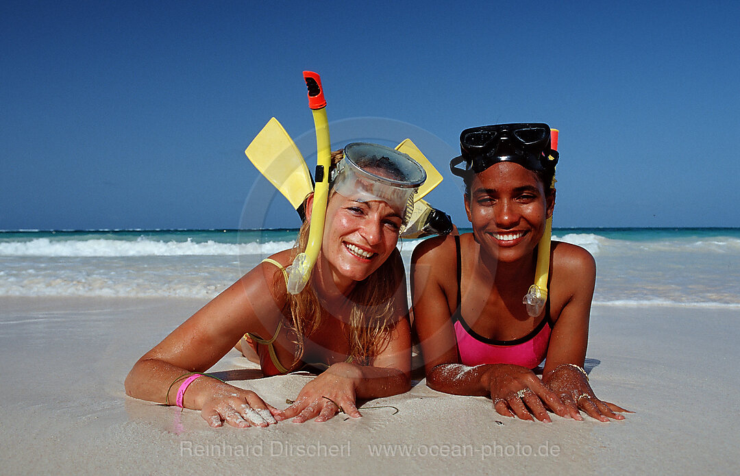 Zwei Schnorchlerinnen am Strand, Punta Cana, Karibik, Dominikanische Republik