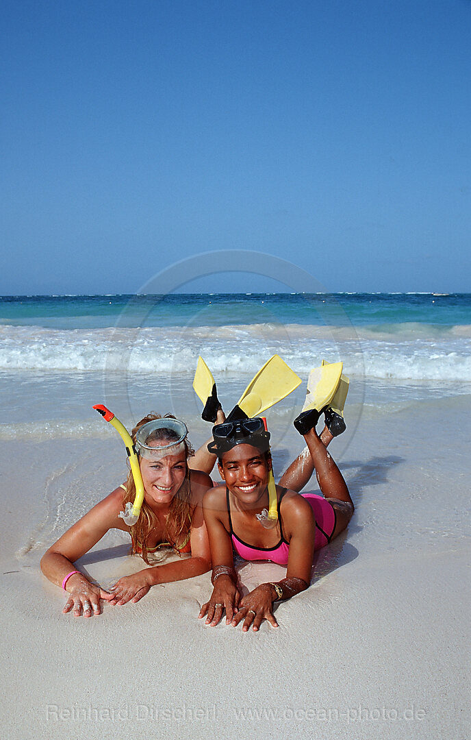 Zwei Schnorchlerinnen am Strand