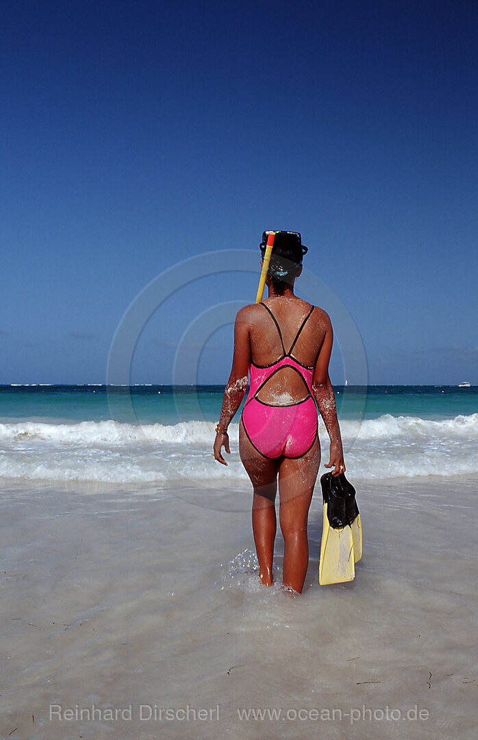 Schnorchlerin am Strand, Punta Cana, Karibik, Dominikanische Republik