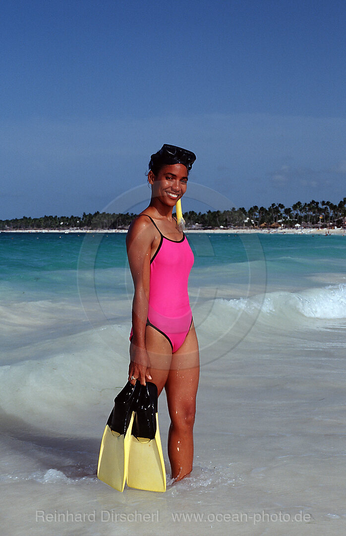 Schnorchlerin am Strand, Punta Cana, Karibik, Dominikanische Republik