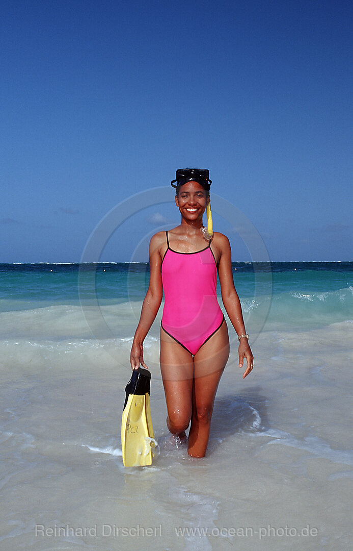 Schnorchlerin am Strand, Punta Cana, Karibik, Dominikanische Republik