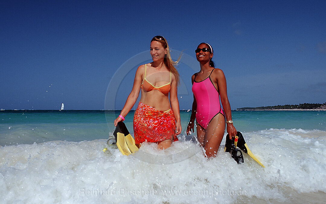 Zwei Schnorchlerinnen am Strand, Punta Cana, Karibik, Dominikanische Republik